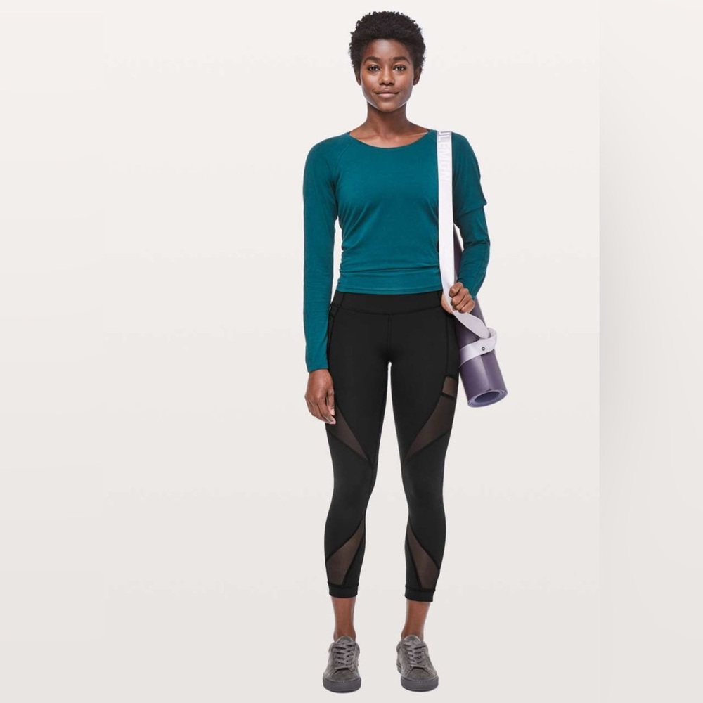 Lululemon Mesh In Motion Crop *23"
Size: 6
Black
71